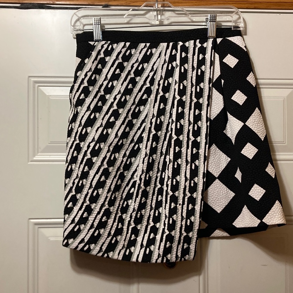 Chic Black and White Patterned Skirt 4